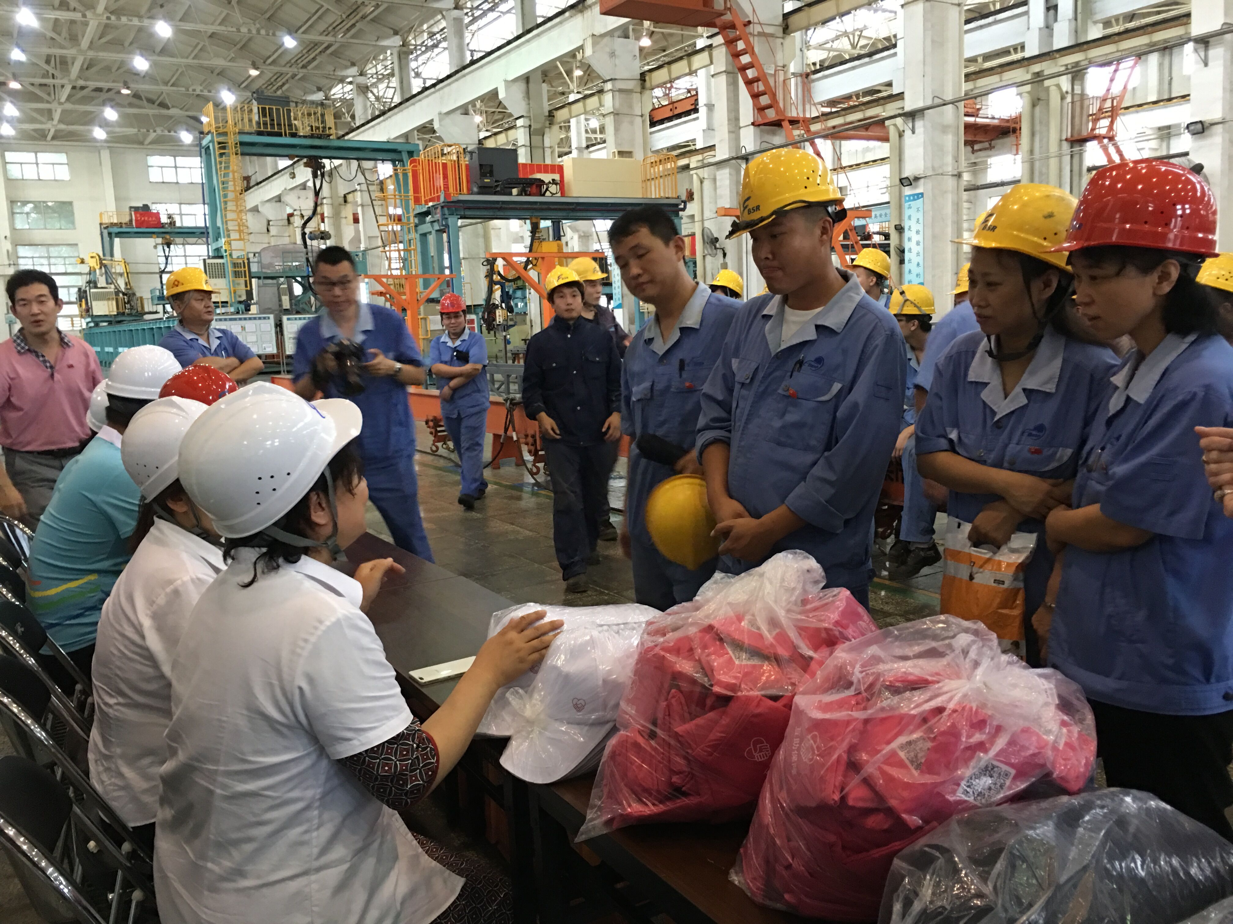 2016年在地铁代办处一线车间开展会员活动.jpg