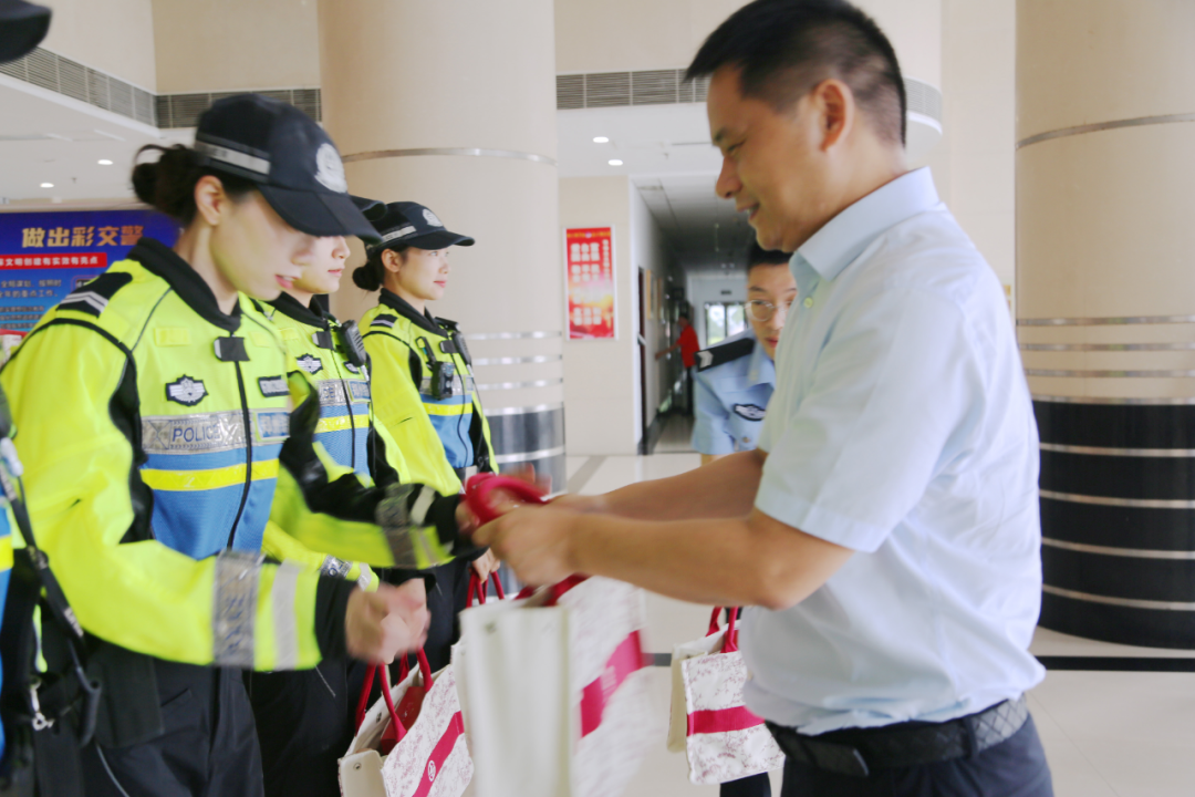 交警慰问.png